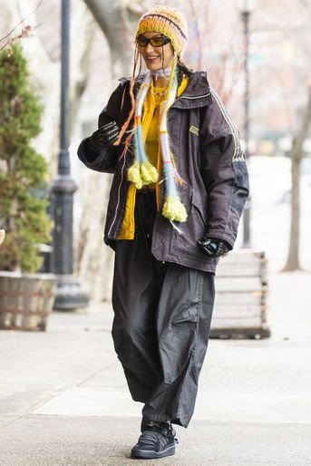 Bella Hadid dans les rues de New York le 30 décembre 2021. 