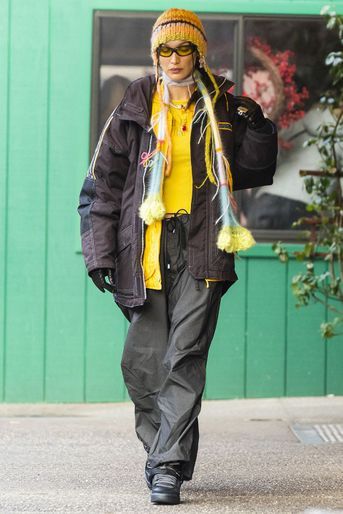 Bella Hadid dans les rues de New York le 30 décembre 2021. 