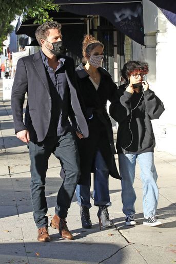 Ben Affleck, Jennifer Lopez et la fille de cette dernière, Emme, à Los Angeles le 31 décembre 2021