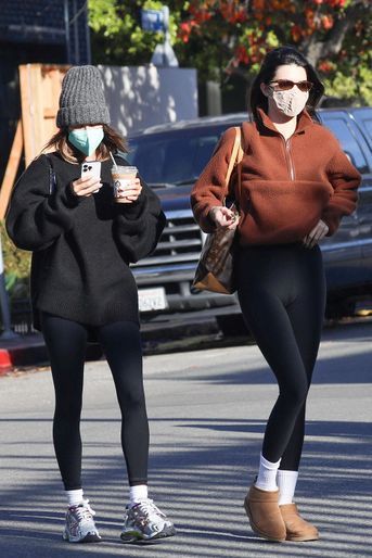 Kendall Jenner et Hailey Baldwin dans les rues de Los Angeles le lundi 3 janvier 2022. 