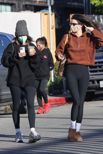 Kendall Jenner et Hailey Baldwin dans les rues de Los Angeles le lundi 3 janvier 2022. 