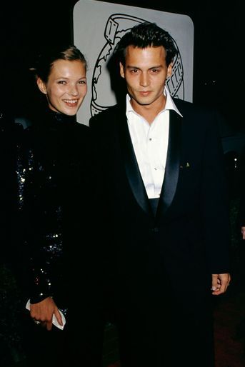 Kate Moss et Johnny Depp à Beverly Hills le 21 janvier 1995 - La Brindille rencontre ensuite son grand amour, l’acteur alors très en vogue Johnny Depp. S’il a 31 ans et qu’elle n’en a que 20, les deux tourtereaux forment un couple passionné très médiatisé. Ils seront d’ailleurs élus couple de la décennie par Vanity Fair. Leur histoire d’amour dure trois ans, de 1994 à 1997, et Kate Moss a eu du mal à se remettre de leur séparation.