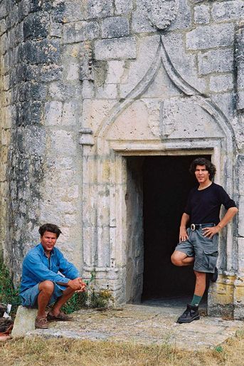 Igor et Grichka Bogdanoff au château de Montfort, dans le Gers, en août 2003.