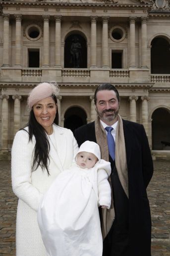 La princesse Yasmine et le prince Joachim Murat avec leur fils, toujours aussi serein. 