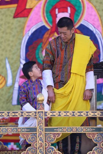 Le roi du Bhoutan Jigme Khesar Namgyel Wangchuck et son fils aîné, le prince héritier Jigme Namgyel, à Thimphou, le 17 décembre 2021