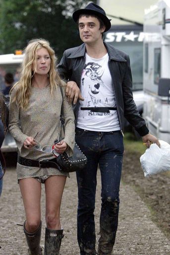 Kate Moss et Pete Doherty en Angleterre en juin 2005 - En 2005, Kate Moss se met en couple avec le rockeur Pete Doherty. Ensemble, ils feront les gros titres de la presse britannique par leurs penchants pour les soirées festives et la drogue. Suite à la publication d'une photo de Kate Moss en train de prendre de la cocaïne, la mannequin perd plusieurs contrats. Elle met un terme à cette relation houleuse en 2007.