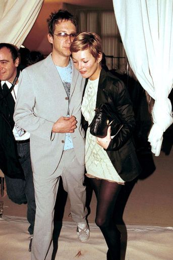 Kate Moss et Jefferson Hack à Paris le 14 mars 2001 - Kate Moss rencontre en 2001 le rédacteur en chef du magazine «Dazed & Confused», Jefferson Hack. Ils ont ensemble une fille, Lila Grace Moss, née le 29 septembre 2002. Malgré leur rupture en 2004, Kate Moss et Jefferson Hack sont aujourd’hui en bons termes.
