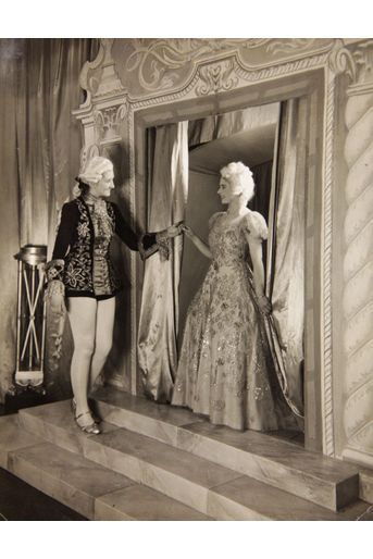 La princesse Elizabeth dans la pantomime "Old Mother Red Riding Boots" au château de Windsor, en décembre 1944