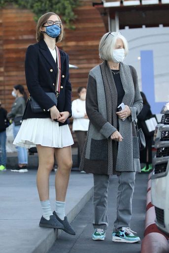 Violet Affleck et sa grand-mère paternelle Christine à Los Angeles le 18 décembre 2021