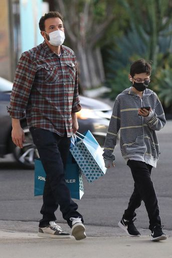 Ben Affleck avec le fils de Jennifer Lopez, Max, à Los Angeles le 18 décembre 2021