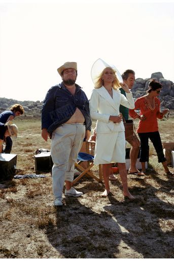 Catherine Deneuve et Marco Ferreri sur le tournage de son film « Liza », en Corse en juillet 1971.