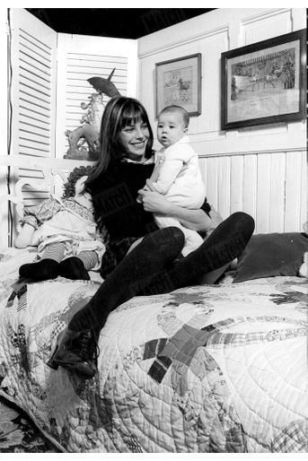 Jane Birkin et sa fille Charlotte Gainsbourg, cinq mois, dans leur maison de la rue de Verneuil, dans le 7ème arrondissement de Paris, en décembre 1971.