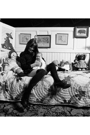 Jane Birkin et sa fille Charlotte Gainsbourg, cinq mois, dans leur maison de la rue de Verneuil, dans le 7ème arrondissement de Paris, en décembre 1971.