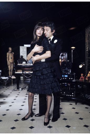 Jane Birkin et Serge Gainsbourg dans leur maison de la rue de Verneuil, dans le 7ème arrondissement de Paris, en décembre 1971.
