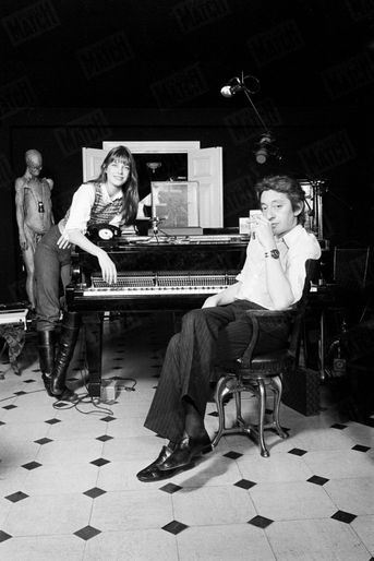 Jane Birkin et Serge Gainsbourg dans leur maison de la rue de Verneuil, dans le 7ème arrondissement de Paris, en décembre 1971.