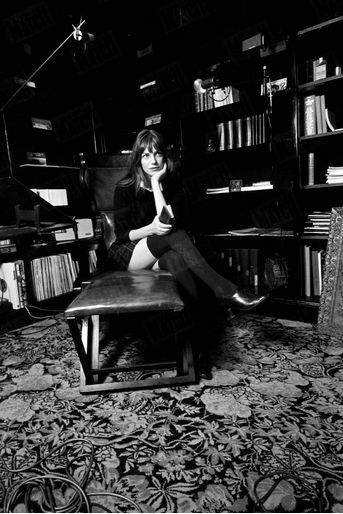 Jane Birkin dans sa maison de la rue de Verneuil, dans le 7ème arrondissement de Paris, en décembre 1971.