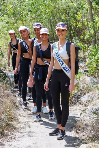 Les Miss (accompagnée de Miss France 2021 Amandine Petit) en randonnée à Mafate sur l'île de la Réunion le 19 novembre 2021