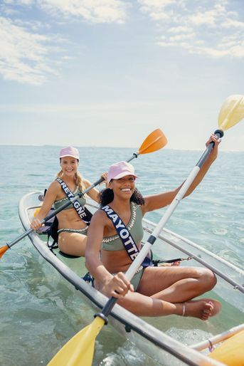Les Miss font du kayak lors du voyage de préparation au concours Miss France 2022 sur l'île de la Réunion le 19 novembre 2021