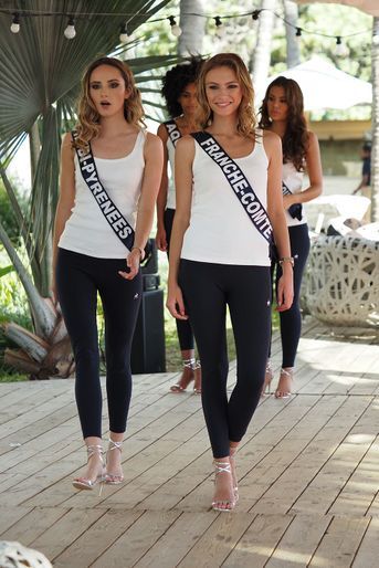 Les candidates au concours Miss France 2022 en plein cours de catwalk lors du voyage de préparation à la Réunion le 20 novembre 2021