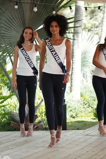 Les candidates au concours Miss France 2022 en plein cours de catwalk lors du voyage de préparation à la Réunion le 20 novembre 2021