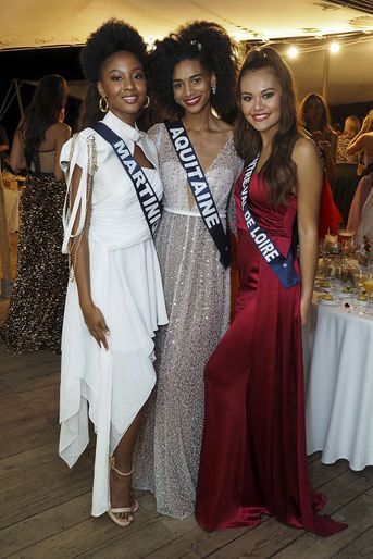 Les Miss réunies lors d'une soirée sur l'île de la Réunion lors du voyage de préparation le 20 novembre 2021