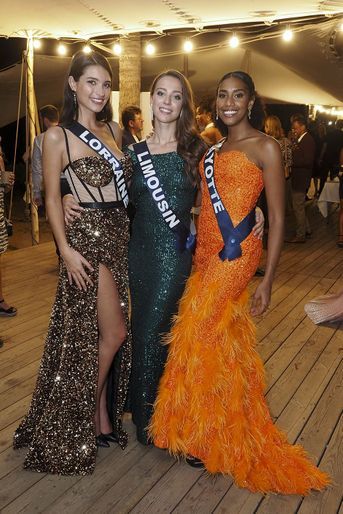 Les Miss réunies lors d'une soirée sur l'île de la Réunion lors du voyage de préparation le 20 novembre 2021