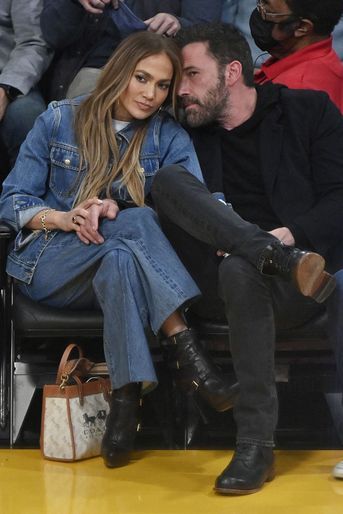 Ben Affleck avait fait sa demande à Jennifer Lopez au début des années 2000 mais le couple avait fini par rompre. C’est seulement 17 ans après leur première romance que les deux célébrités se sont réconciliées. Le couple file désormais le parfait amour depuis mai dernier.
