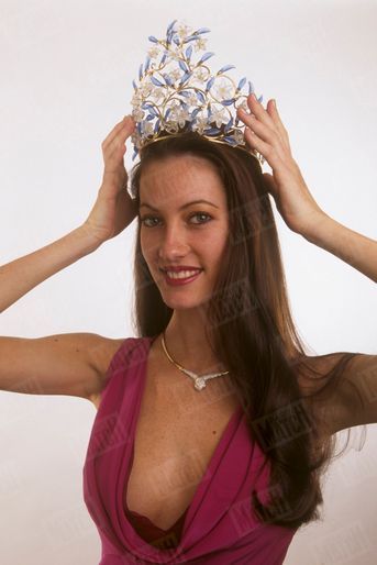Mareva Galanter, Miss France 1999, pose pour Paris Match le 14 décembre 1998.