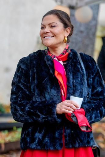 La princesse héritière Victoria de Suède, dans une veste en fausse fourrure Filippa K, à Paris, le 5 décembre 2021