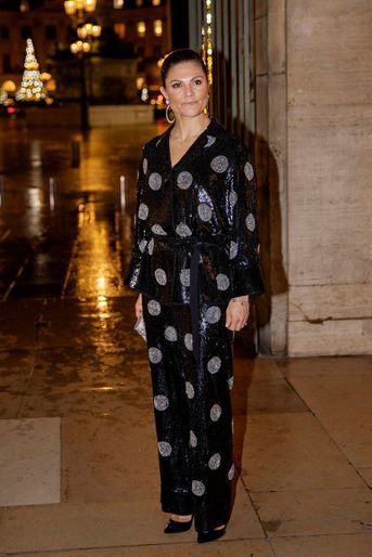La princesse héritière Victoria de Suède, dans un ensemble pantalon H&amp;M, à Paris le 6 décembre 2021