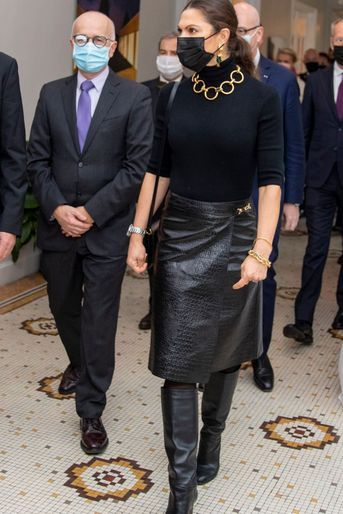 La princesse héritière Victoria de Suède dans une jupe Toteme à Paris, le 7 décembre 2021