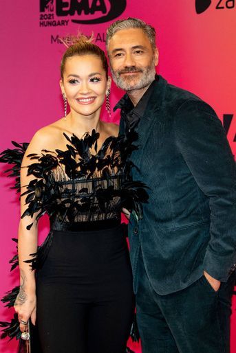 La chanteuse Rita Ora et le réalisateur Taika Waititi se sont rencontrés en mars 2021. S’ils se mettent rapidement en couple, ils n’officialisent leur relation qu’en août 2021, sur le tapis rouge de «The Suicide Squad»