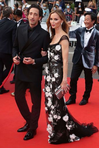 L'acteur Adrien Brody et la styliste Georgina Chapman ont officialisé leur couple le 19 juin sur le tapis rouge du Festival du film de Tribeca et ont ensuite échangé un baiser lors de la montée des marches du Festival de Cannes le 12 juillet.