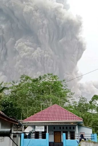 Pendant l'éruption du volcan Semeru, en Indonésie, le 4 décembre 2021.