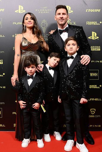 En août 2021, Lionel Messi a officialisé son arrivée au PSG en grande pompe. Le footballeur s'est installé dans la capitale parisienne avec son épouse Antonela et leurs trois enfants Thiago (9 ans), Mateo (6 ans) et Ciro (3 ans). Une nouvelle vie très scrutée des fans et des médias.