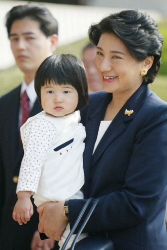 La princesse Aiko du Japon avec sa mère, le 6 mai 2003