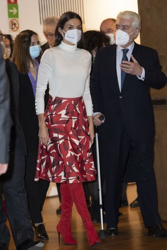 La reine Letizia d'Espagne chaussée de ses cuissardes Magrit à Madrid, le 9 décembre 2021