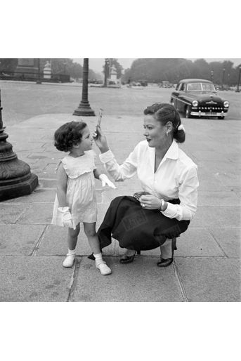 « Gene Tierney a fait faire à sa fille Tina (Christina, 3 ans en novembre) une grande promenade à Paris. » - Paris Match n°132, daté du 29 septembre 1951.