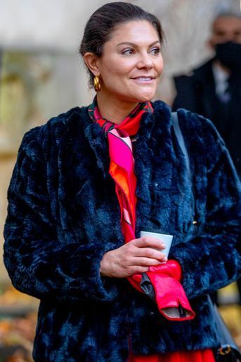 La princesse héritière Victoria de Suède porte une veste en fausse fourrure à Paris, le 5 décembre 2021