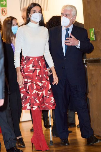 La reine Letizia d'Espagne dans une jupe Carolina Herrera à Madrid, le 9 décembre 2021
