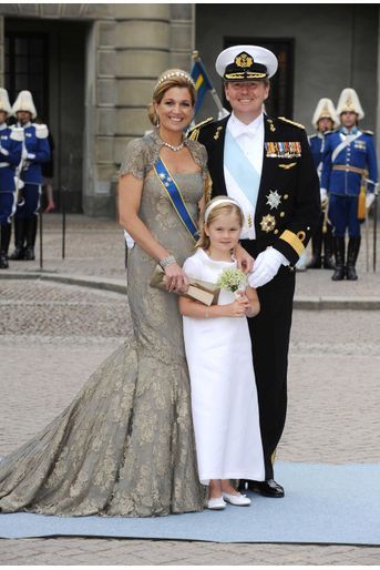 La princesse Catharina-Amalia des Pays-Bas avec ses parents au mariage de sa marraine la princesse Victoria de Suède, le 19 juin 2010