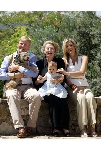 La princesse Catharina-Amalia des Pays-Bas avec ses parents et sa grand-mère la reine Beatrix, le 9 juillet 2004