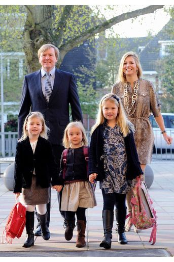 La princesse Catharina-Amalia des Pays-Bas avec ses parents et ses sœurs au premier jour d'école de la princesse Ariane, le 11 avril 2011