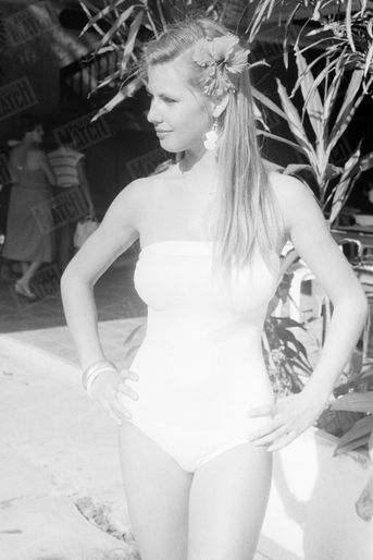 Sabrina Belleval, Miss France 1982, pose pour Match lors d'un voyage à la Guadeloupe en février 1982.