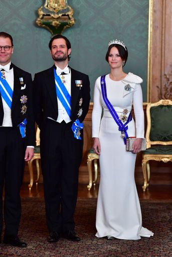 La princesse Sofia de Suède, dans une robe Safiyaa, avec son mari le prince Carl Philip et son beau-frère le prince Daniel à Stockholm, le 24 novembre 2021