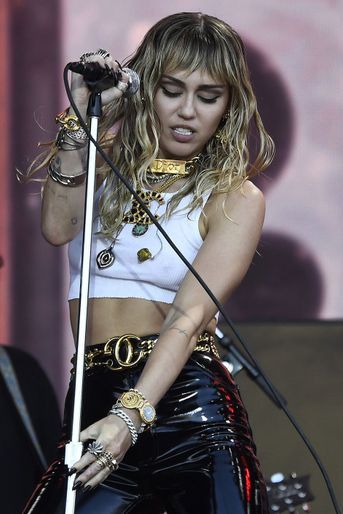 Miley Cyrus sur la scène du Festival de Glastonbury le 30 juin 2019. 