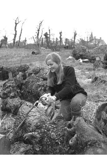 Jeanne Beck dans la ferme de ses parents à Saint-Pierre-du-Mont, dans le Calvados, en janvier 1967. 