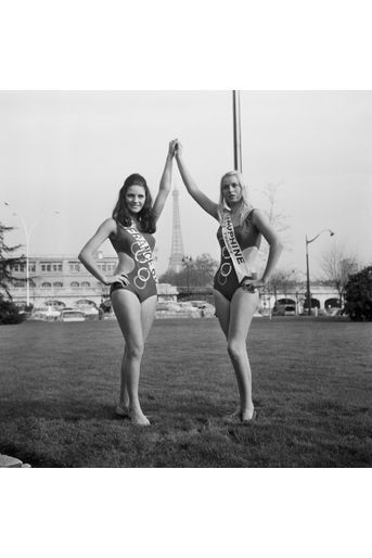Christiane Lillio, élue Miss France 68 et sa dauphine, Marie-Thérèse Vermond, 'Miss Vendée', photographiées devant la Tour Eiffel, le 8 janvier 1968.