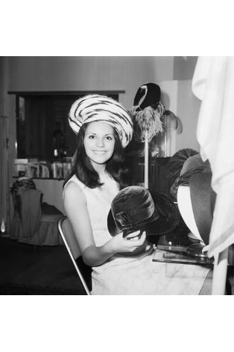 Christiane Lillio, Miss France 68, essaie des chapeaux chez la modiste Mad Mancy, à Paris, le 10 janvier 1968. 