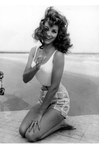 Christiane Martel, Miss Cinémonde en France et remplaçante de Sylviane Carpentier au concours de Miss Univers 1953 qu'elle remportera, ici sur le Lido lors de la Mostra de Venise, en 1954.